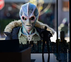 Critique Resident Alien : Alan Tudyk prend ses quartiers sur Terre (et sur Syfy)